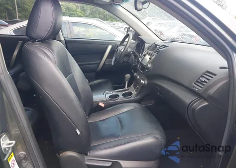 2013 Toyota Highlander Se V6 z USA, uszkodzony, nr VIN 5TDBK3EH3DS180662